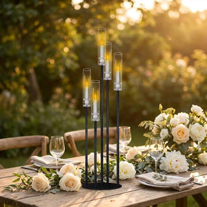 Candélabre noir 5 bras sur table extérieure mariage au coucher du soleil avec roses