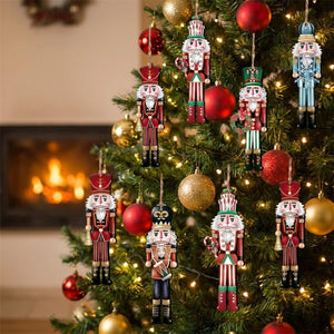 Pendentifs casse-noisette en bois accrochés à un sapin de Noël dans un salon chaleureux