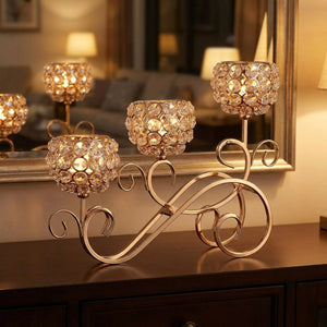 Chandelier 3 branches en cristal sur un buffet devant un miroir