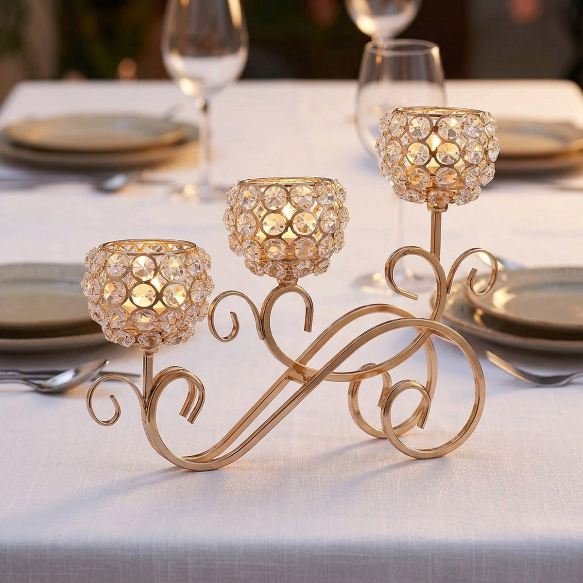 Chandelier 3 branches en cristal sur une table dressée avec verres à vin