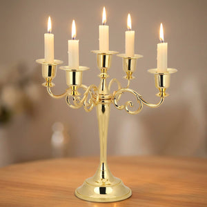Chandelier à 5 branches en finition dorée avec cinq bougies allumées
