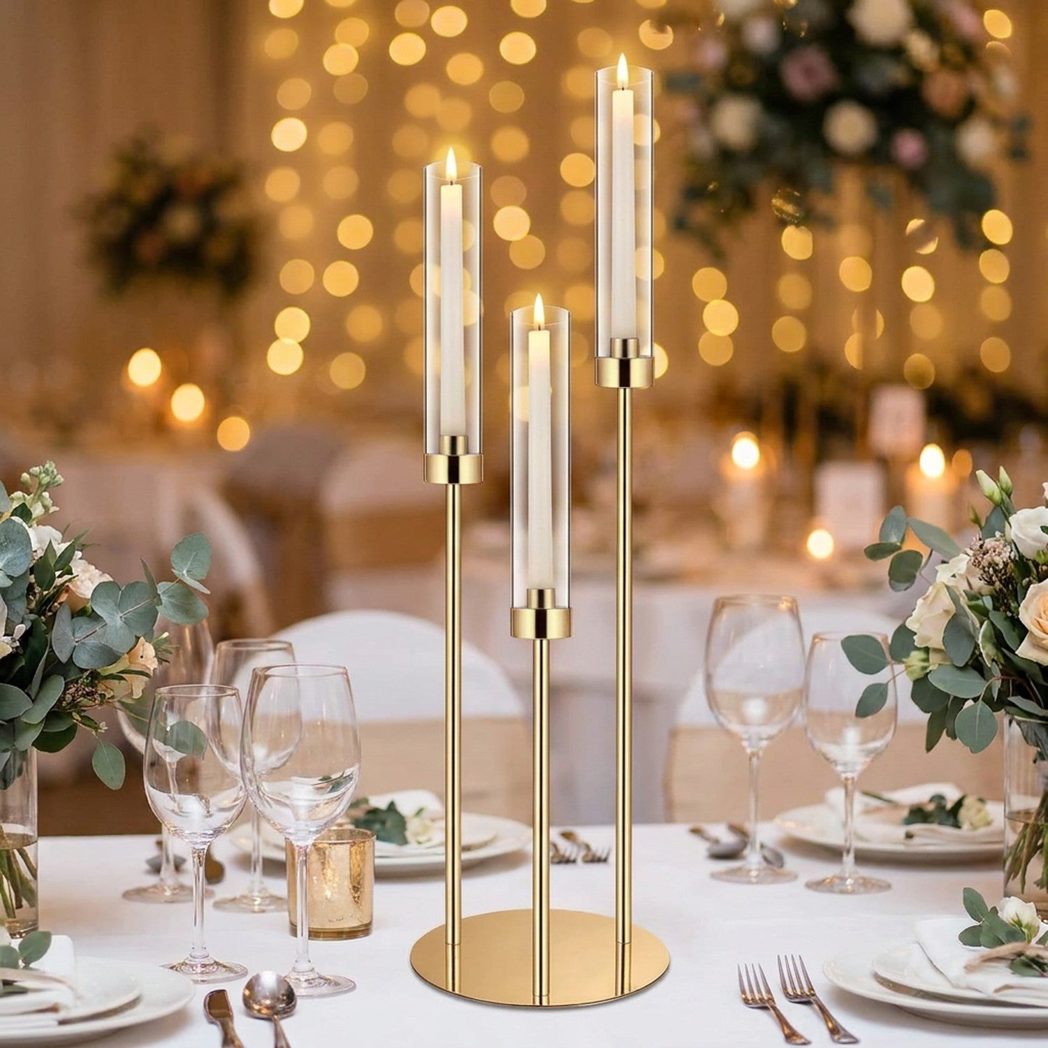 Chandelier doré à 3 branches sur une table de mariage fleurie aux bougies LED allumées