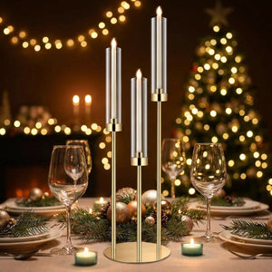 Chandelier doré à 3 branches sur une table de fête de Noël illuminée