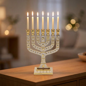 Chandelier menorah à 7 branches en métal doré et émail blanc posé sur une console décorée
