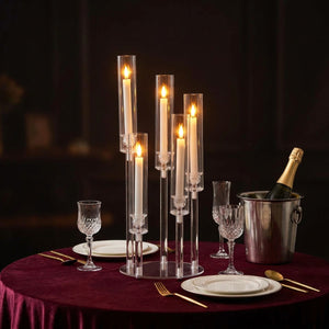 Chandelier acrylique transparent 5 bras comme pièce maîtresse d'un dîner romantique aux chandelles avec nappe bordeaux