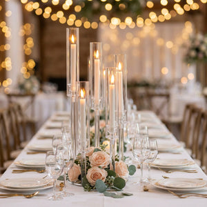 Chandelier acrylique 5 bras en centre de table lors d'une réception de mariage avec roses et guirlandes lumineuses