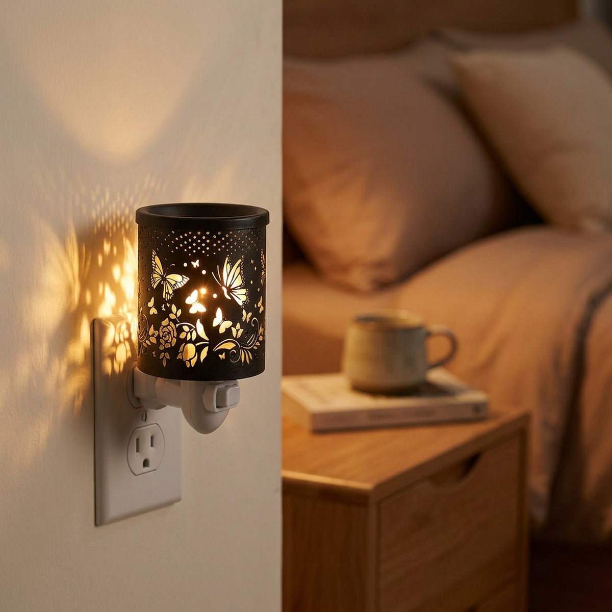 Chauffe-cire électrique allumé branché près d'une table de chevet dans une chambre