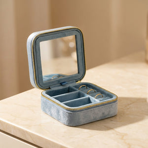 Boîte à bijoux de voyage en velours bleu ciel ouverte avec miroir intérieur