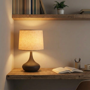 Abat-jour tambour lin beige sur lampe de bureau dans bibliothèque lumineuse