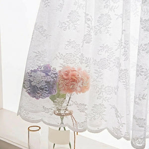 Gros plan sur le motif floral de la dentelle blanche avec un bouquet de fleurs