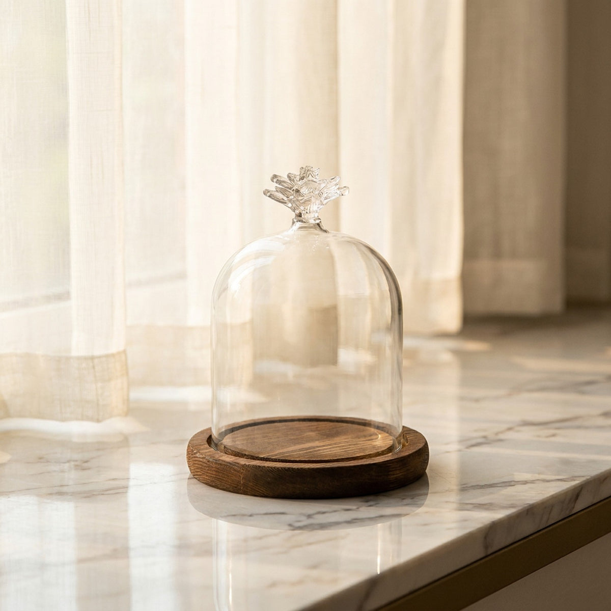 Cloche verre fleur sur marbre fenêtre voilage