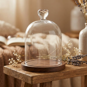 Cloche décorative cœur sur étagère fleurs séchées