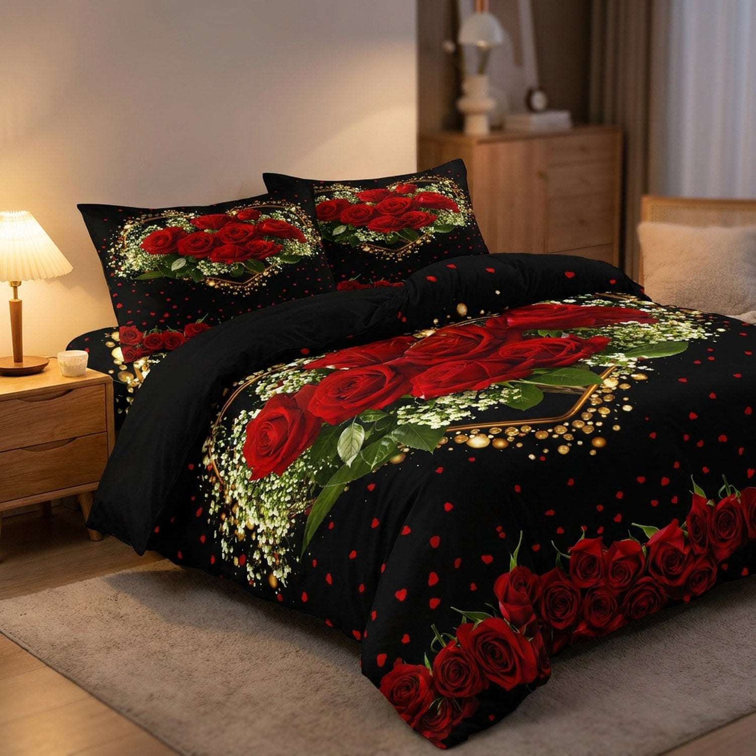 Parure de lit aux roses rouges et cœur doré sur fond noir sur un lit dans une chambre moderne