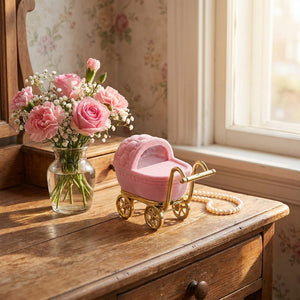 Coffret landau rose sur commode en bois avec bouquet de roses roses