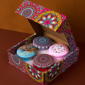 Coffret cadeau ouvert avec 4 bougies parfumées en boîtes métalliques mandala