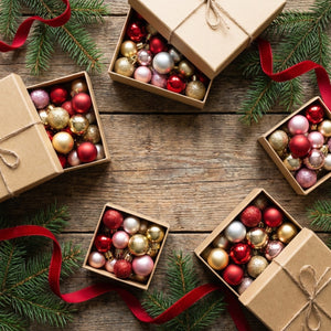 Coffrets ouverts de mini boules de Noël multicolores vue du dessus