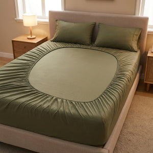 drap-housse en coton kaki sur un lit