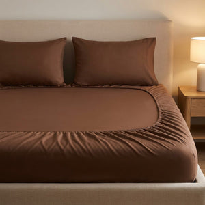 drap-housse en coton marron sur un lit