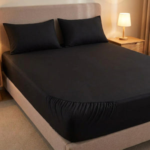 drap-housse en coton noir sur un lit