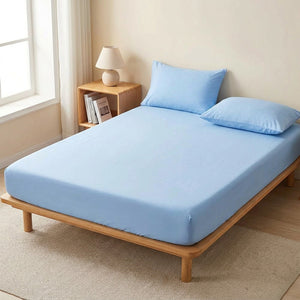 drap-housse en coton bleu sur un lit
