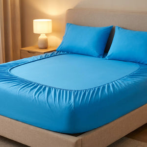 drap-housse en coton bleu sur un lit