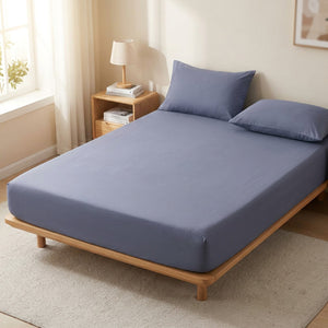 drap-housse en coton bleu gris sur un lit