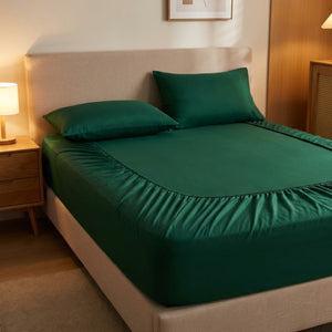 drap-housse en coton vert foncé sur un lit
