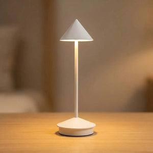Lampe de table sans fil blanche allumée sur une table en bois