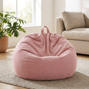 Housse de pouf poire en velours côtelé rose poudré dans un salon lumineux