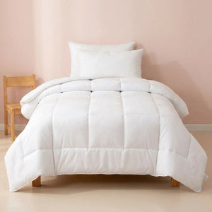 Couette d'hiver blanche dans une chambre d'enfant lumineuse avec petite chaise en bois