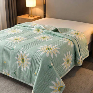 Couette d'été matelassée imprimée sur un lit avec lampe de chevet