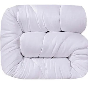 Couette blanche pliée montrant son épaisseur et son garnissage moelleux
