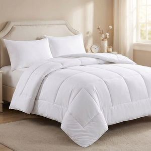 Couette blanche moelleuse posée sur un lit fait dans une chambre chaleureuse
