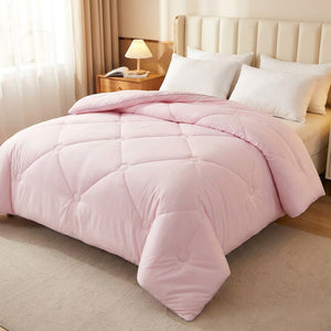 Couette en laine épaisse coloris rose posée sur un lit fait