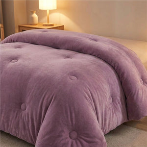 Couette violet mauve en velours de lait matelassée sur un lit dans une chambre douce