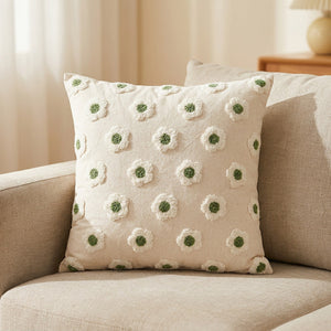 Housse de coussin motif petites fleurs vertes posée sur un canapé