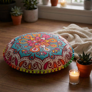 Coussin de sol mandala multicolore dans un coin méditation avec bougie et plante
