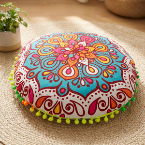 Coussin de sol rond bohème à motif mandala multicolore avec bordure à pompons dans un salon lumineux