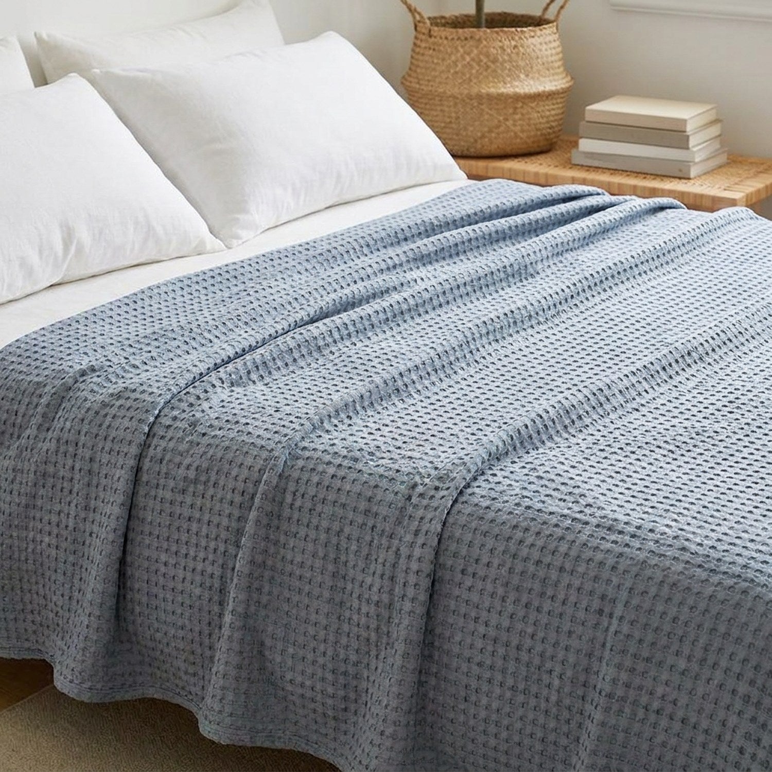 Couverture bambou bleu grise nid d'abeille dans une chambre moderne minimaliste