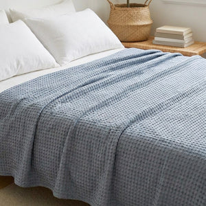 Couverture bambou bleu grise nid d'abeille dans une chambre moderne minimaliste