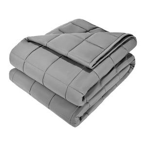 Couverture lestée grise matelassée pliée présentant sa texture
