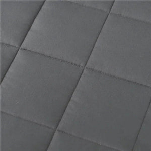 Gros plan sur le matelassage en losanges de la couverture lestée