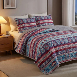 Couvre-lit matelassé bohème à rayures de mandalas sur un lit avec lampe de chevet allumée