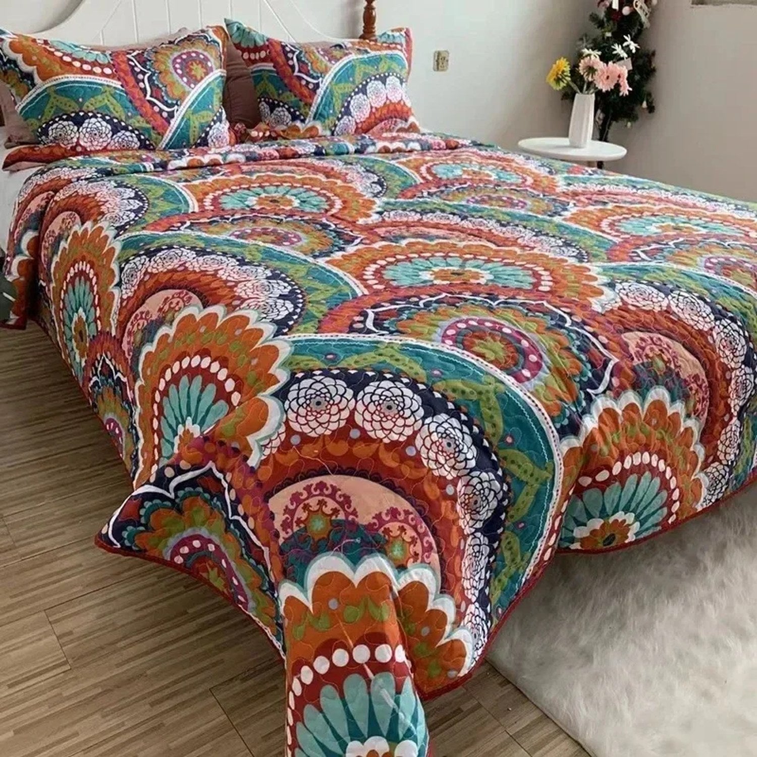 Couvre-lit matelassé motif mandala bohème orange et turquoise installé sur un lit