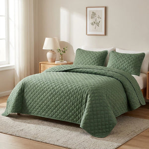Couvre-lit matelassé vert au motif losange installé sur un lit