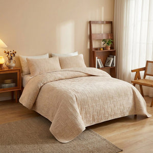 Couvre-lit matelassé beige dans une chambre moderne cocooning à la lumière douce