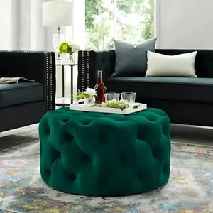 Tabouret pouf vert foncé en velours dans un salon cosy