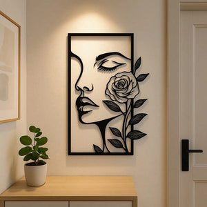 Décoration murale métal femme et rose dans une entrée moderne