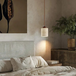 Suspension wabi-sabi travertin en ambiance chambre lumière chaude