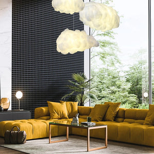 Suspension nuage LED dans un salon de luxe avec canapé jaune moutarde